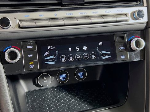 Used 2025 Genesis G70 2.5T image 17