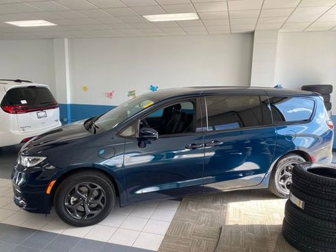 Used 2022 Chrysler Pacifica Touring-L w/ S Appearance Package FWD image 2