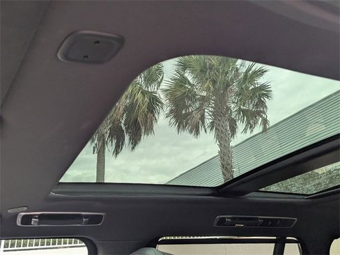 Used 2024 Land Rover Range Rover Long Wheelbase SE image 16