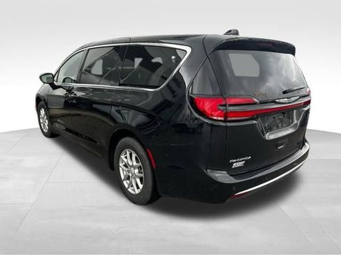Used 2026 Chrysler Pacifica Select FWD image 6