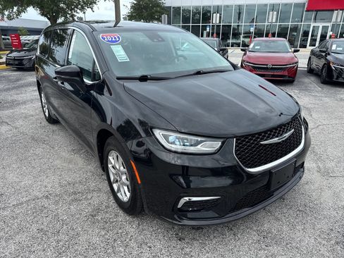Used 2023 Chrysler Pacifica Touring-L FWD image 7