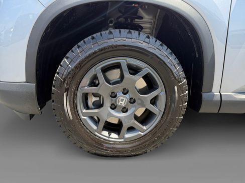 Certified 2025 Honda Pilot TrailSport image 9