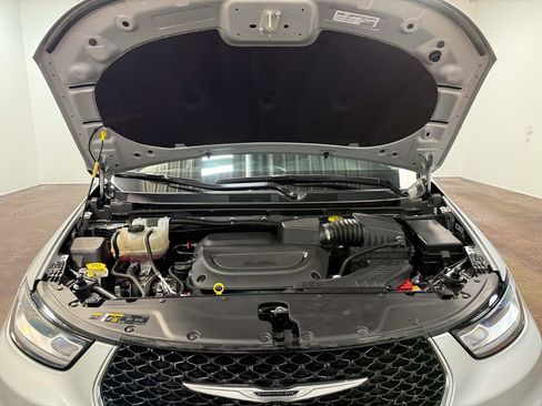 Used 2024 Chrysler Pacifica Touring-L image 88