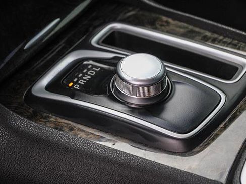 Used 2018 Chrysler 300 Limited image 21