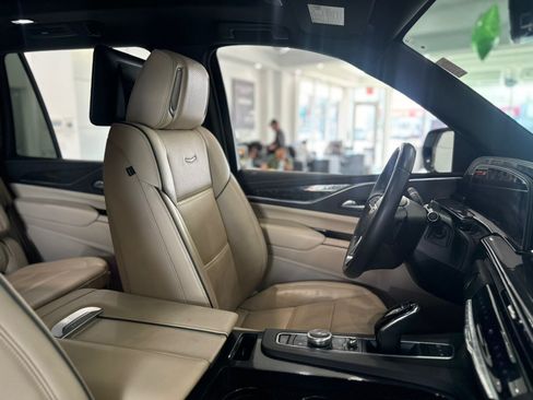 Used 2024 Cadillac Escalade Premium Luxury AWD/4WD image 24
