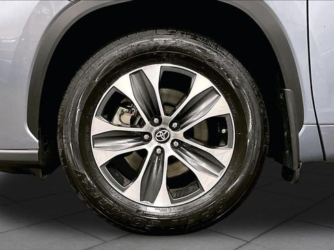 Used 2022 Toyota Highlander XLE AWD/4WD image 11