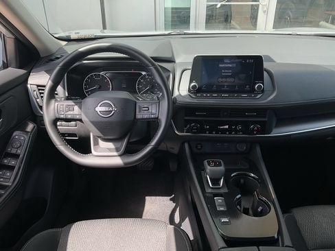 Used 2025 Nissan Rogue SV FWD image 12
