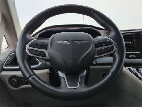 Used 2018 Chrysler Pacifica Touring-L Plus w/ Tire & Wheel Group image 24