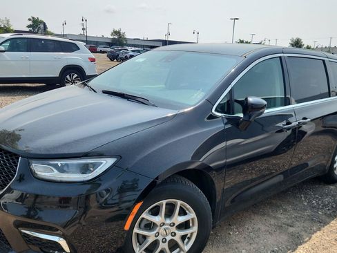 Used 2024 Chrysler Pacifica Touring-L FWD image 9
