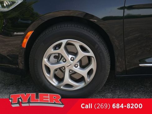Used 2022 Chrysler Pacifica Limited AWD/4WD image 44