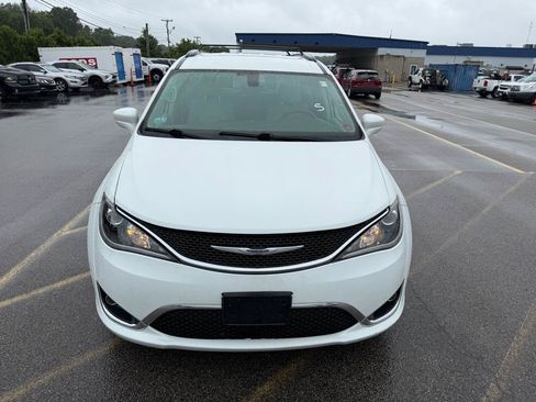Used 2017 Chrysler Pacifica Touring-L FWD image 3