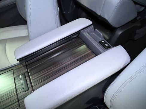 Used 2024 Toyota Sienna Limited image 24