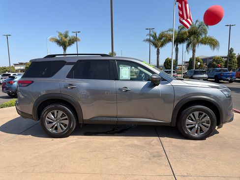 Used 2025 Nissan Pathfinder SV FWD image 4