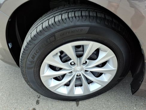 Used 2015 Toyota Camry LE image 9