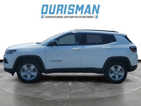 Used 2022 Jeep Compass Latitude w/ Sun and Sound Group AWD/4WD image 3