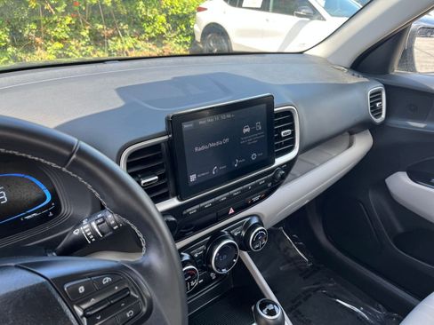 Used 2025 Hyundai Venue SEL FWD image 17