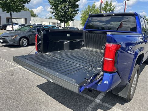 Used 2025 Toyota Tacoma SR5 AWD/4WD image 25