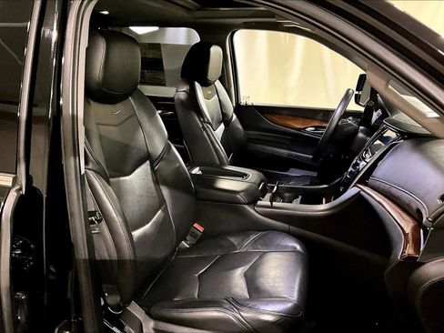 Used 2019 Cadillac Escalade Luxury AWD/4WD image 8