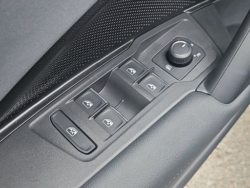 Used 2026 Volkswagen Tiguan SE AWD/4WD image 19
