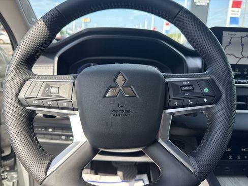 New 2025 Mitsubishi Outlander SE image 19