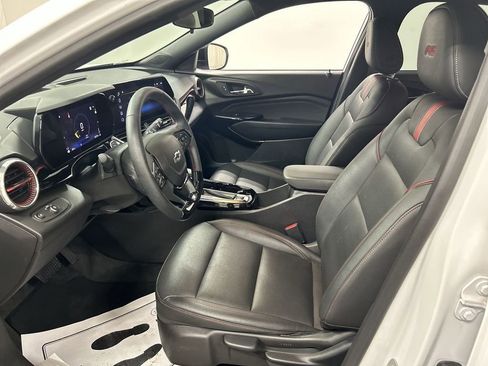 Used 2025 Chevrolet Trax RS w/ Sunroof Package FWD image 9