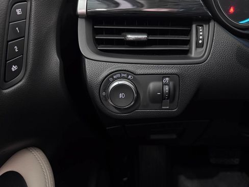 Certified 2018 Buick Envision Essence AWD/4WD image 25