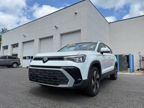 Used 2025 Volkswagen Taos SE AWD/4WD image 32