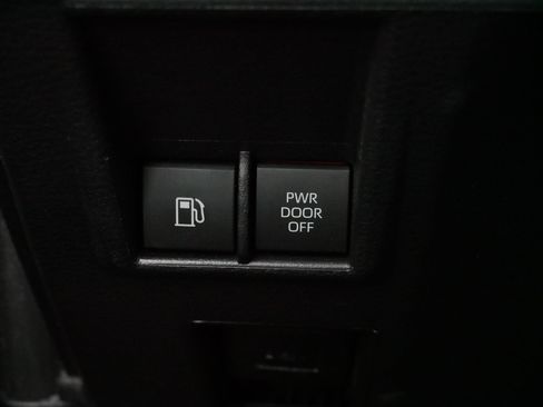 Used 2025 Toyota Sienna LE image 27