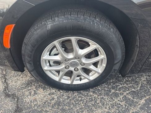 Used 2025 Chrysler Pacifica Select image 10