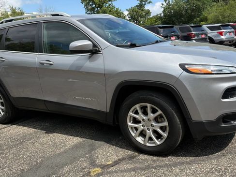 Used 2017 Jeep Cherokee Latitude AWD/4WD image 12