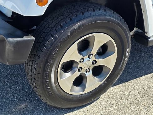 Used 2018 Jeep Wrangler Sahara w/ Connectivity Group AWD/4WD image 10
