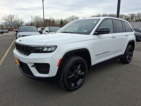 Certified 2023 Jeep Grand Cherokee Altitude AWD/4WD image 3