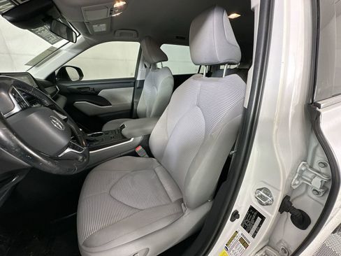 Used 2020 Toyota Highlander LE FWD image 11