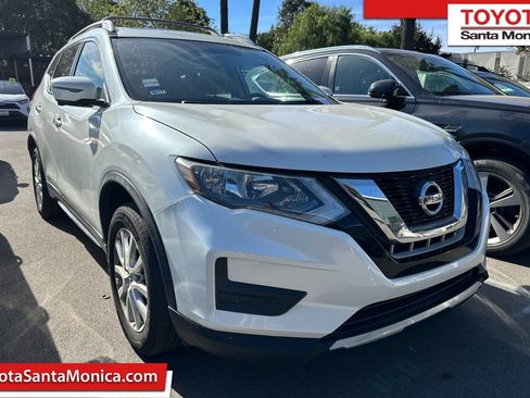 Used 2017 Nissan Rogue SV image 1