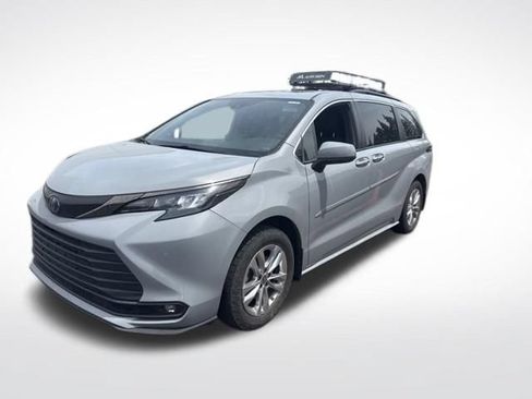 Used 2022 Toyota Sienna XLE Woodland Edition AWD/4WD image 4