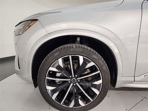 Used 2025 Volvo XC90 B5 Plus image 11