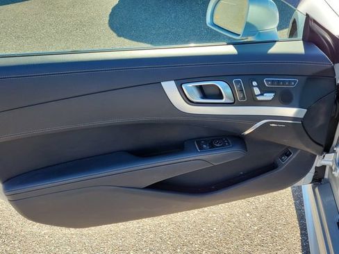 Used 2017 Mercedes-Benz SL 550 w/ Driver Assistance Package image 11