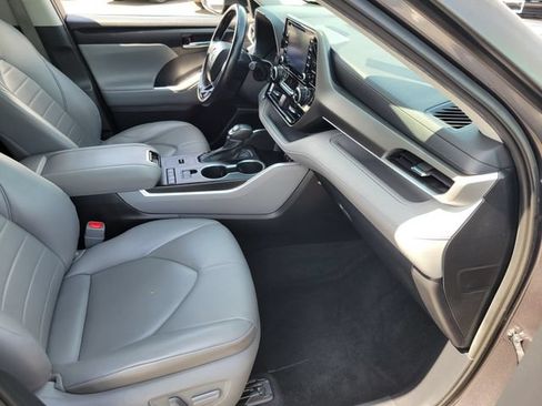 Used 2021 Toyota Highlander XLE FWD image 20