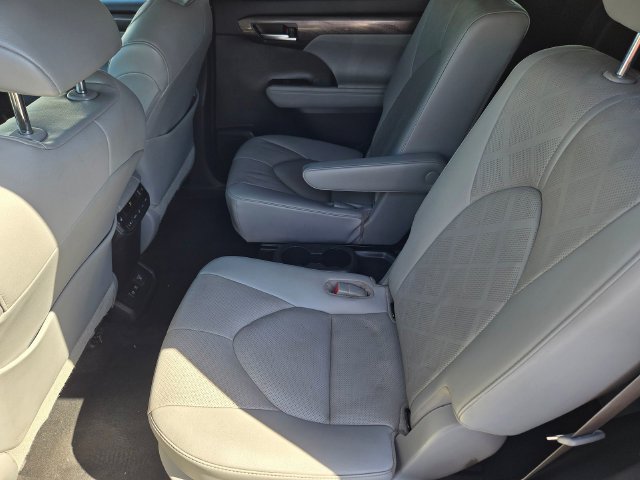 Used 2021 Toyota Highlander Platinum AWD/4WD image 10