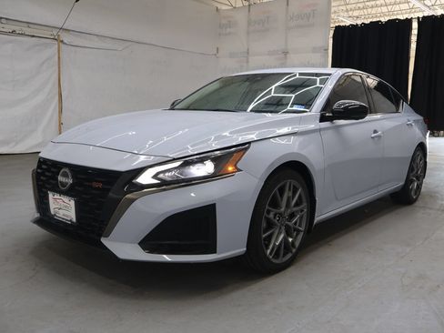 Used 2023 Nissan Altima 2.0 SR FWD image 3