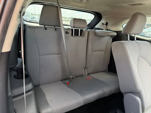 Used 2022 Toyota Highlander LE FWD image 33