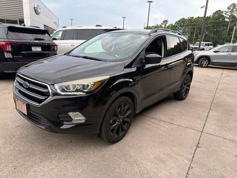 Used 2017 Ford Escape SE w/ SE Sport Appearance Package FWD image 2