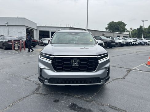 Used 2025 Honda Pilot Touring image 4