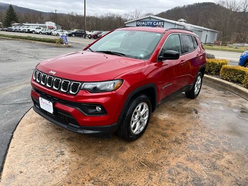Used 2025 Jeep Compass Latitude AWD/4WD image 2