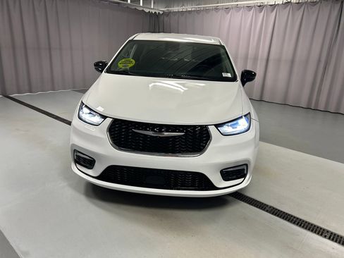 Used 2024 Chrysler Pacifica Touring-L FWD image 2