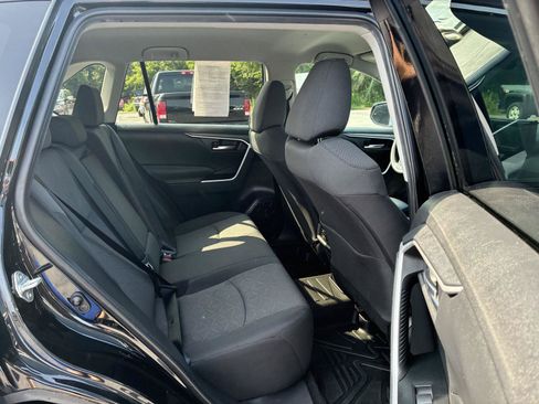 Used 2021 Toyota RAV4 XLE AWD/4WD image 17