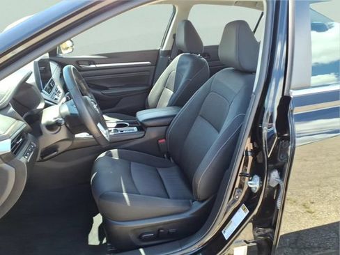 Used 2023 Nissan Altima 2.5 SV w/ SV Premium Package FWD image 12