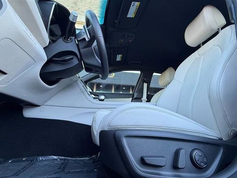 Used 2025 Genesis G70 2.5T image 11