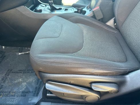 Used 2019 Jeep Cherokee Latitude w/ Cold Weather Group image 18