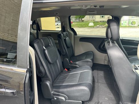 Used 2015 Chrysler Town & Country Touring FWD image 11